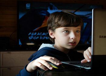 Uso de eletrônicos por crianças exige atenção redobrada nas férias