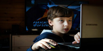 Uso de eletrônicos por crianças exige atenção redobrada nas férias