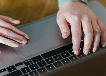 Alta procura por profissionais de TI eleva salários