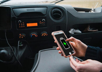 Como evitar danos ao carregar o celular no carro