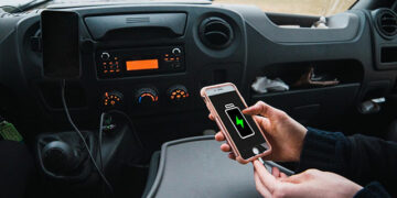 Como evitar danos ao carregar o celular no carro