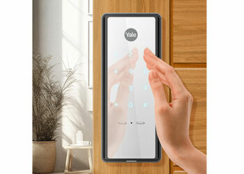 Yale apresenta fechadura digital cm acabamento espelhado