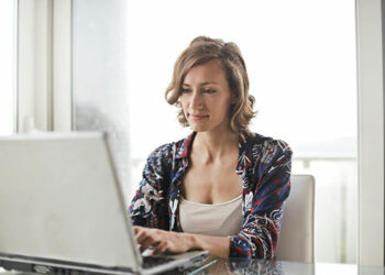 Google abre 10 mil vagas gratuitas para treinar mulheres em IA