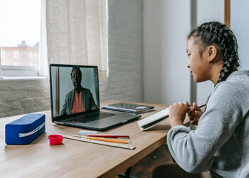 Coursera lança cursos dublados em Português por IA