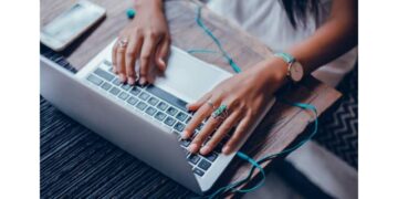 Anhembi Morumbi e Rocketseat lançam pós em Negócios Tech